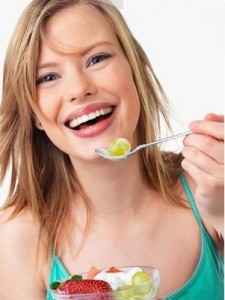 woman-eating-fruit-salad-saidaonline